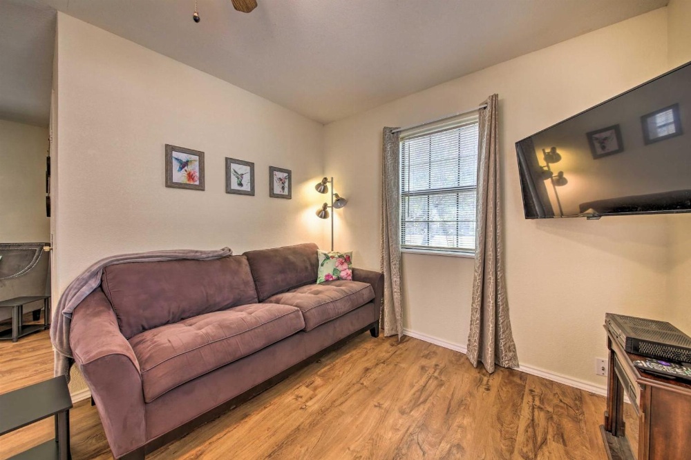 Canyon Lake Cottage with BBQ 1 Mi to Guadalupe River!