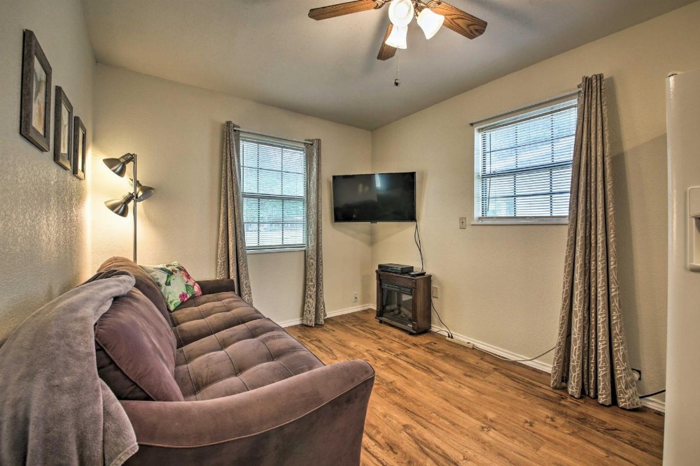 Canyon Lake Cottage with BBQ 1 Mi to Guadalupe River!