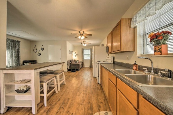 Canyon Lake Cottage with BBQ 1 Mi to Guadalupe River! image 9